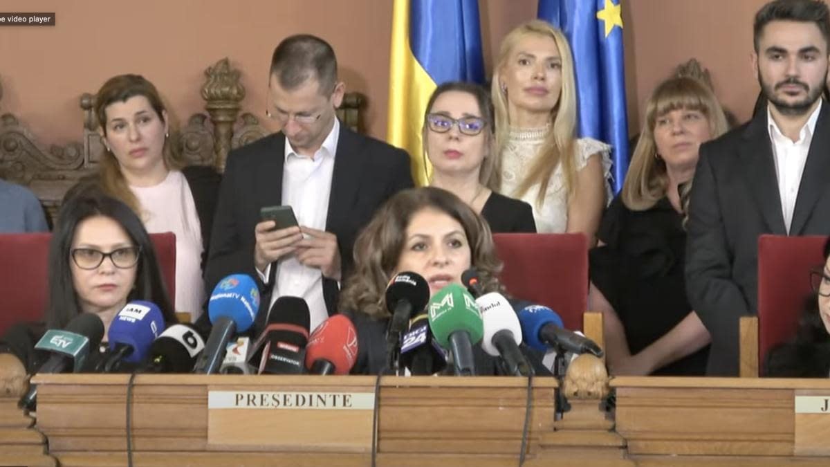 Vicepreședinte al Curții de Apel de București, în timpul conferinței: Mă sună Lia, mă duc să vorbesc Vicepreședinte al Curții de Apel de București, în timpul conferinței: Mă sună Lia, mă duc să vorbesc