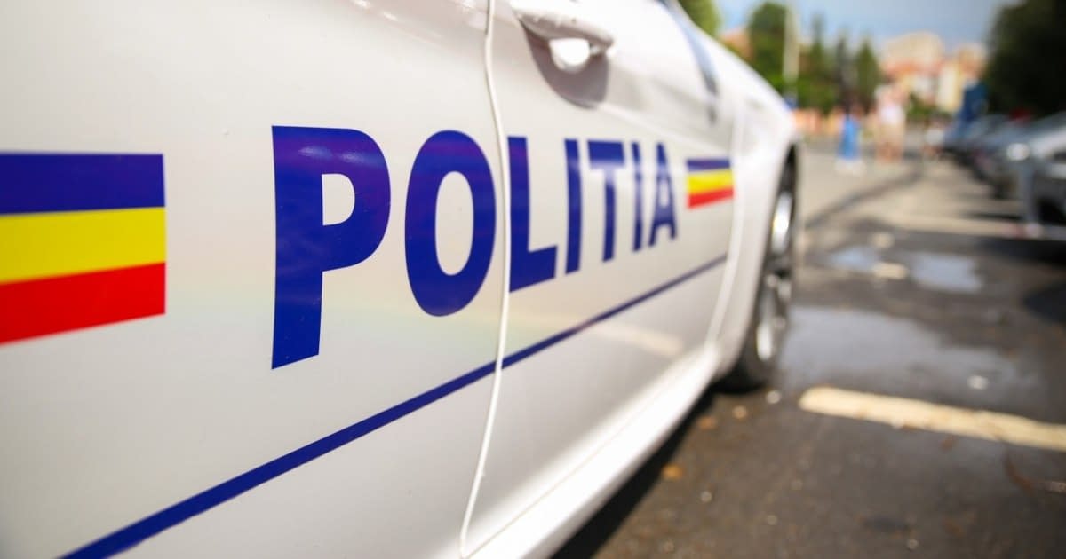O șoferiță beată din Bistrița s-a răsturnat cu mașina, după ce a lovit două autoturisme parcate