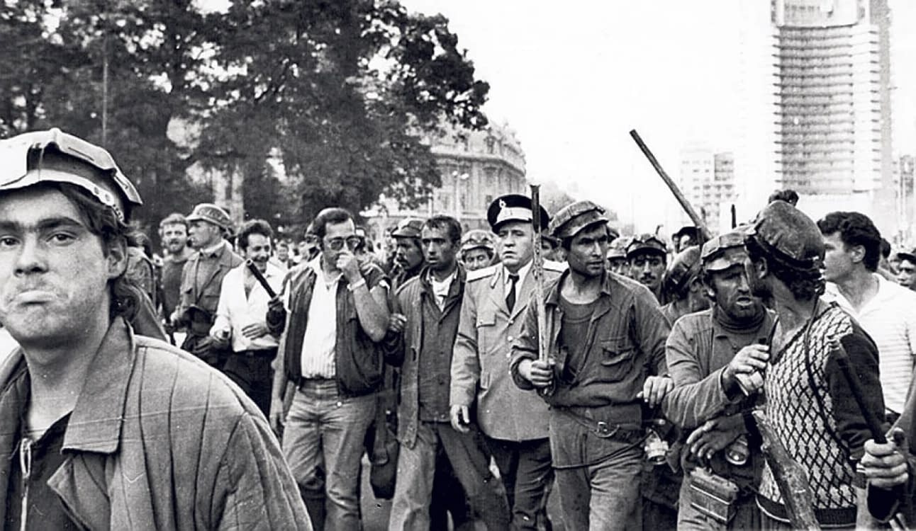 Mineri şi ofiţeri de poliţie pe străzile Bucureştiului, în iunie 1990 Foto: Arhivă