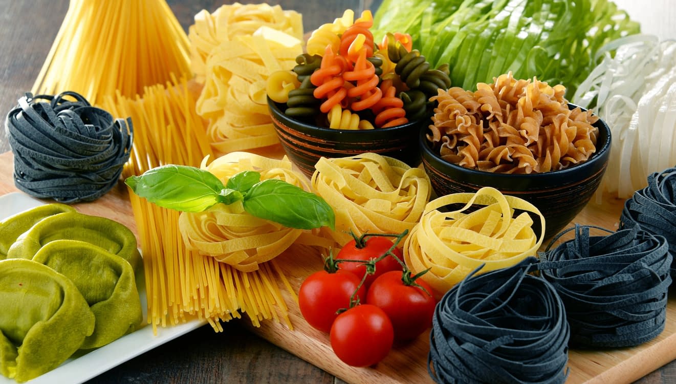 Diferite tipuri de paste uscate Foto Bartalent Lab