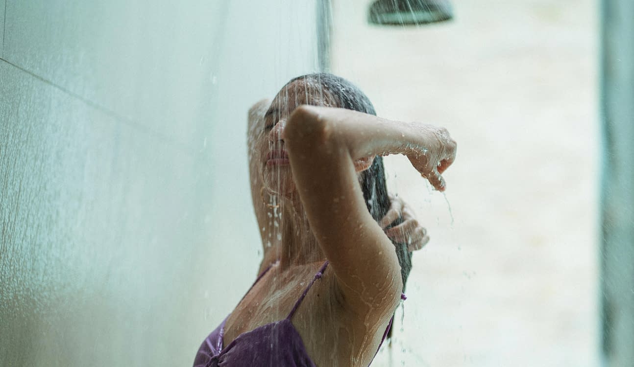 Femeie care face duș  Foto Shutterstock