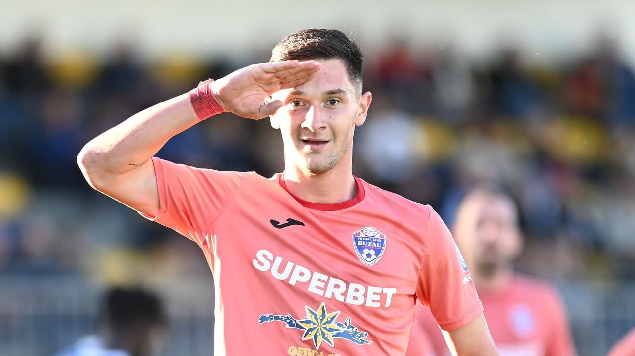 Povestea lui Vali Dumitrache. De la copilul care-și șlefuia talentul cu mingea bătută de perete, la sfaturile primite de la Gică Hagi Povestea lui Vali Dumitrache. De la copilul care-și șlefuia talentul cu mingea bătută de perete, la sfaturile primite de la Gică Hagi