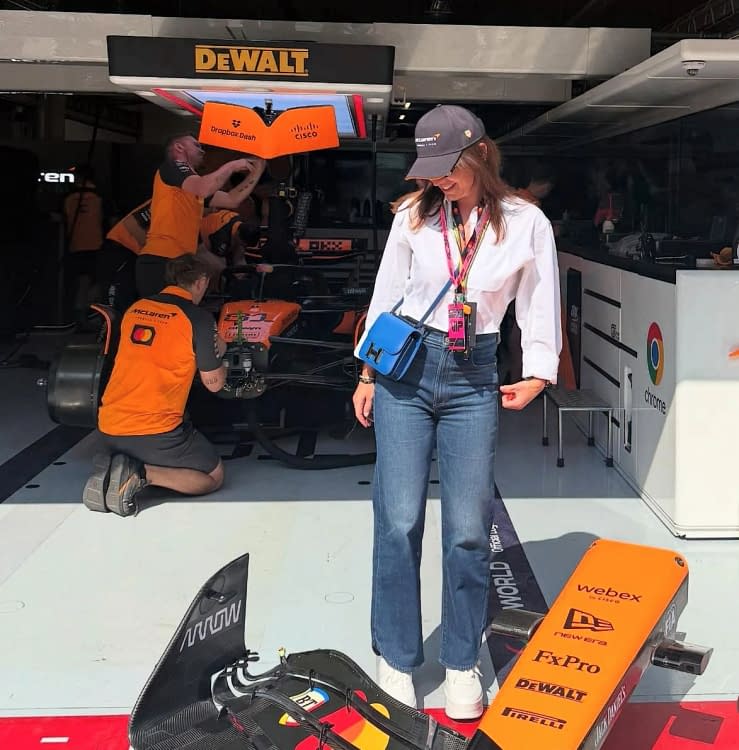 Simona Halep s-a fotografiat în fața monopostului McLaren  Sursa foto/Instagram