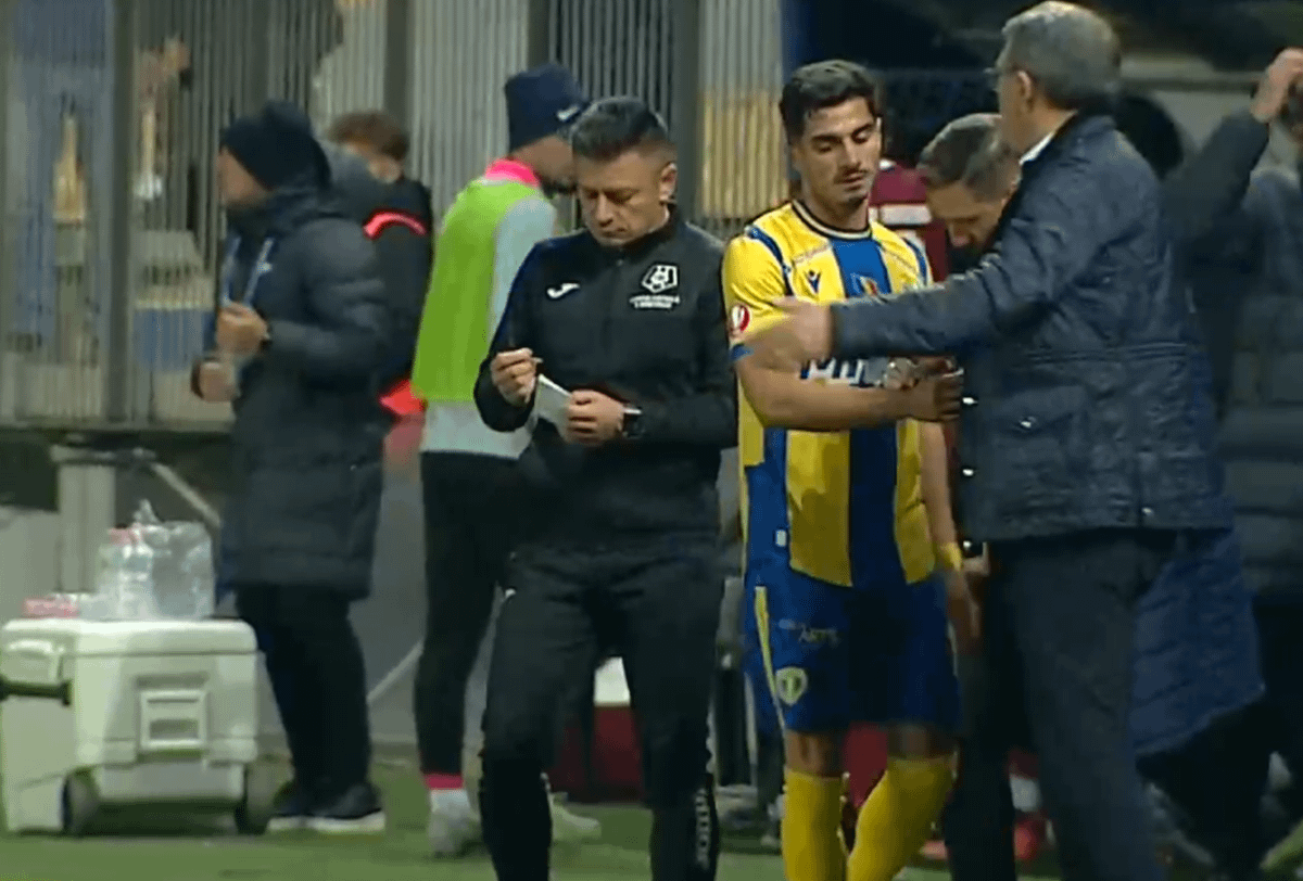 Și-a scos din sărite antrenorul! » Intrat pe parcurs în Petrolul