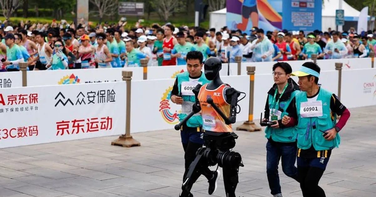 Roboți umanoizi au concurat, în premieră, împotriva oamenilor, la un semimaraton din China