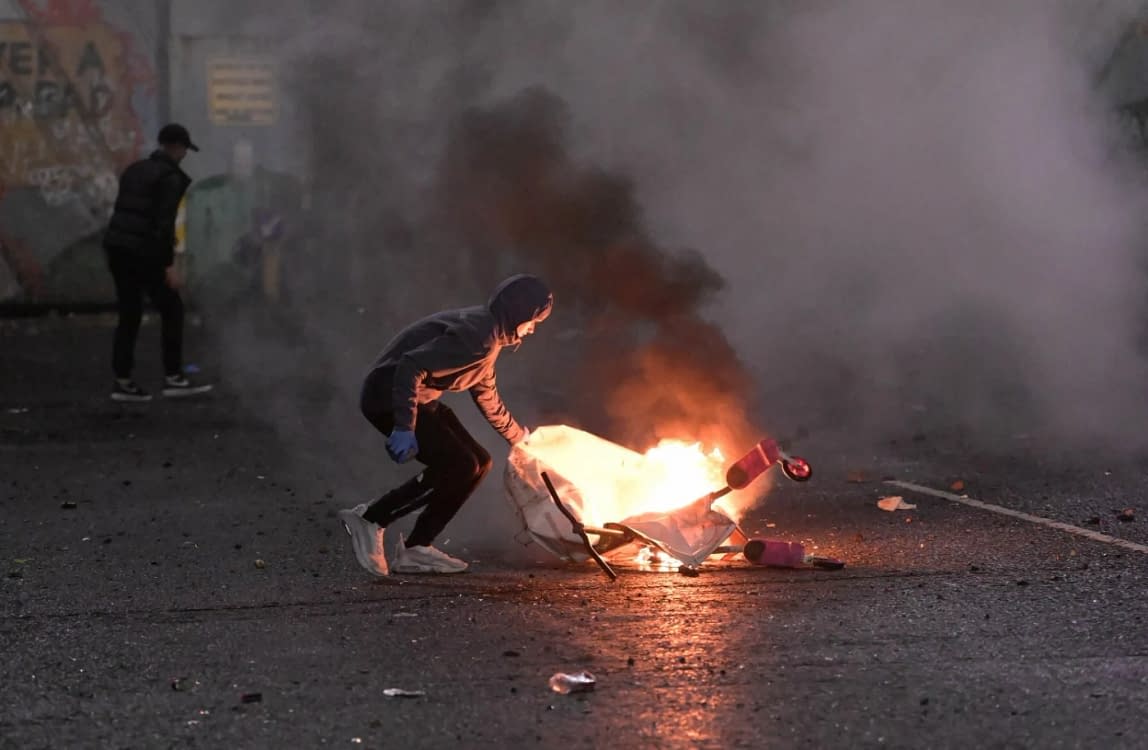 Protestatarii au incendiat casele şi afacerile românilor. FOTO: GettyImages