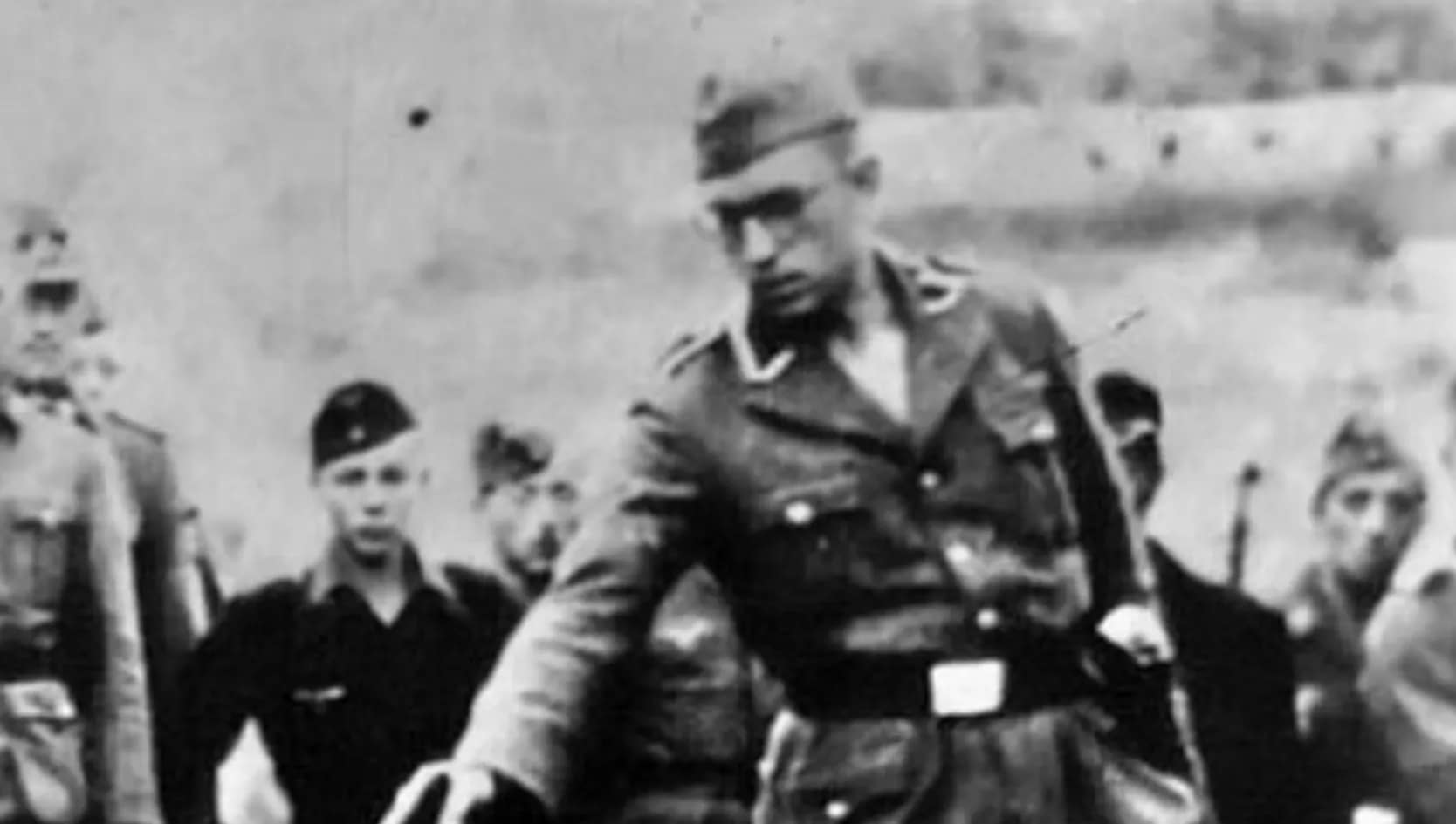 Descoperire tulburătoare: s-a aflat cine este soldatul SS din cea mai cutremurătoare imaginie a Holocaustului Descoperire tulburătoare: s-a aflat cine este soldatul SS din cea mai cutremurătoare imaginie a Holocaustului