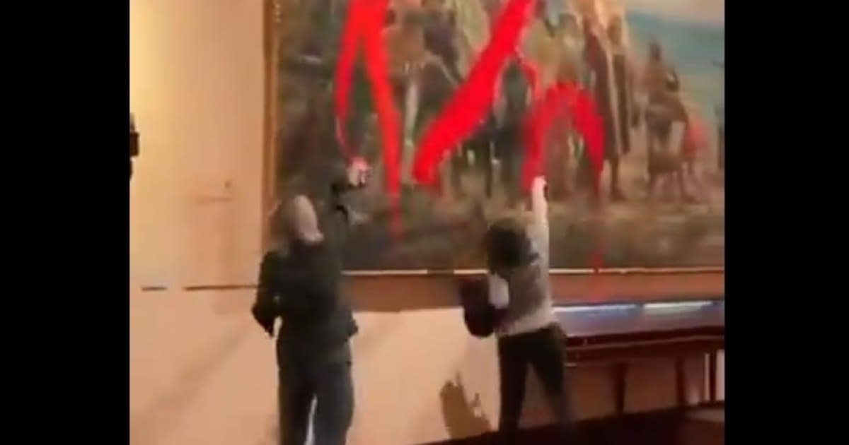 Incident grav de Ziua Naţională a Spaniei. Momentul în care două activiste aruncă vopsea pe un tablou al lui Columb