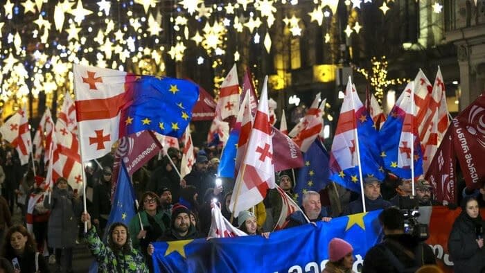 Mii de oameni protestează FOTO: X