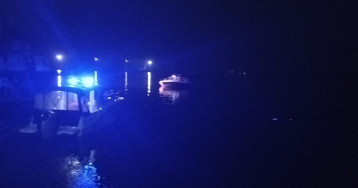 Accident naval în municipiul Galați. O ambarcațiune în care se aflau trei persoane a lovit o barjă. Una din victime este inconștientă