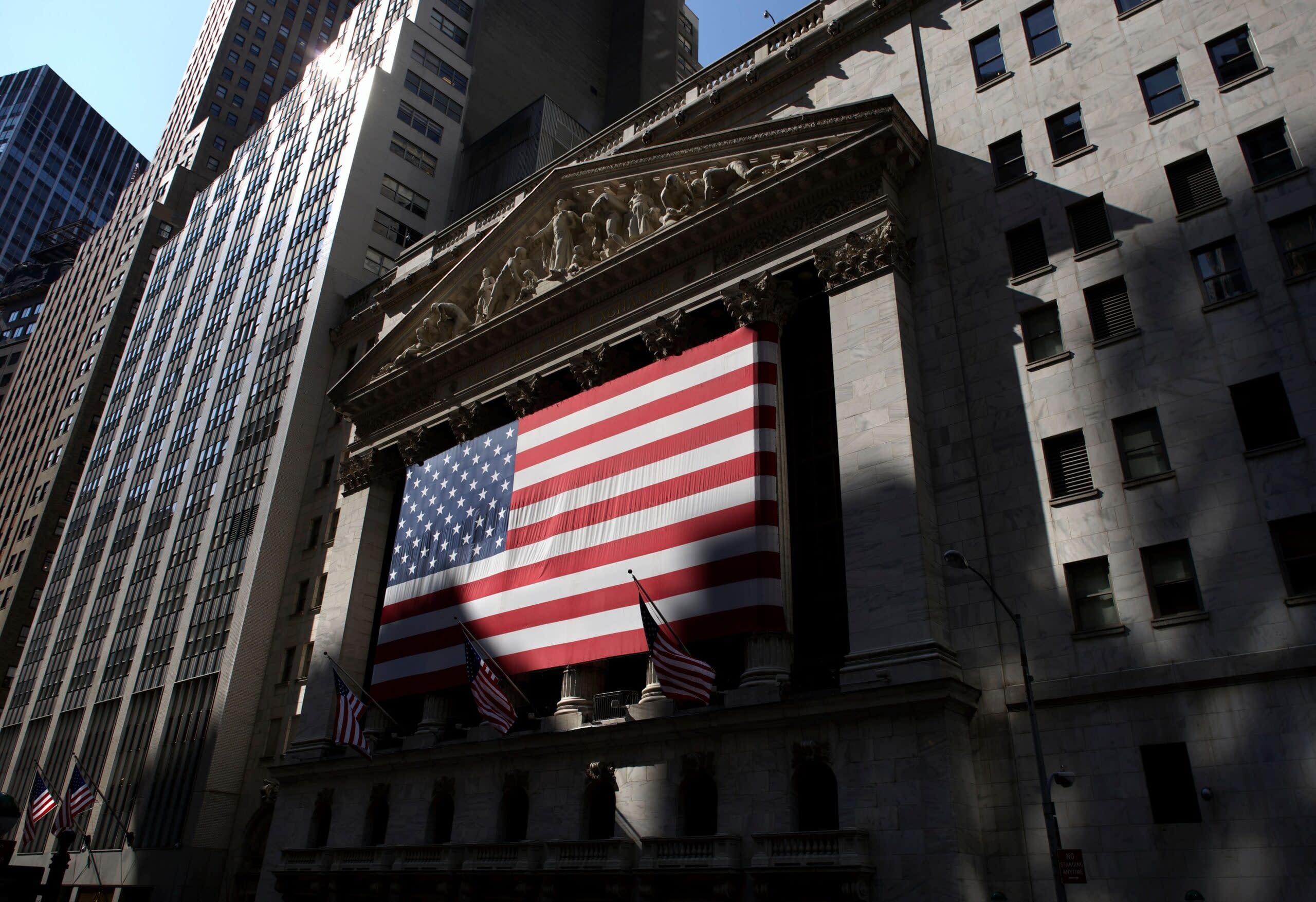 Cum ocolesc bancherii și investitorii efectul tarifelor lui Trump în mega-tranzacții