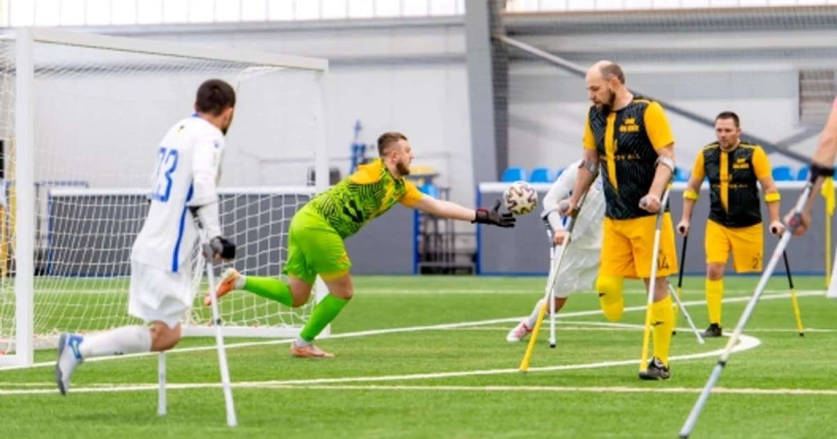 Deși schilodită de bombele lui Putin, Ucraina nu se dă bătută. Ia naștere primul campionat de fotbal jucat în cârje
