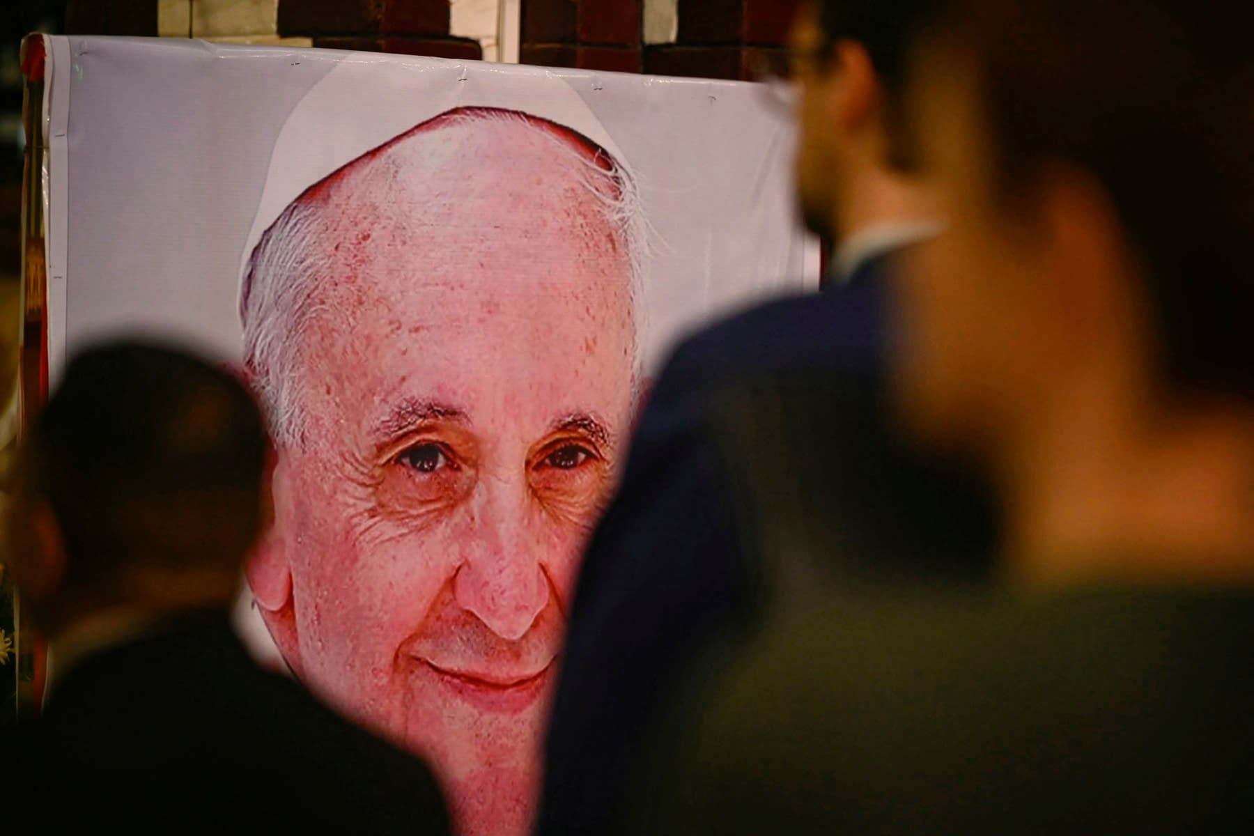 Cardinalii se întâlnesc pentru a planifica funeraliile Papei Francisc. Moartea sa subită a pus în mişcare ritualuri străvechi