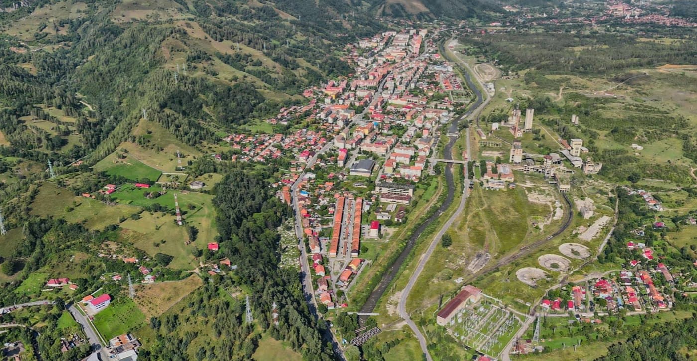 Imagine cu drona deasupra unei localități