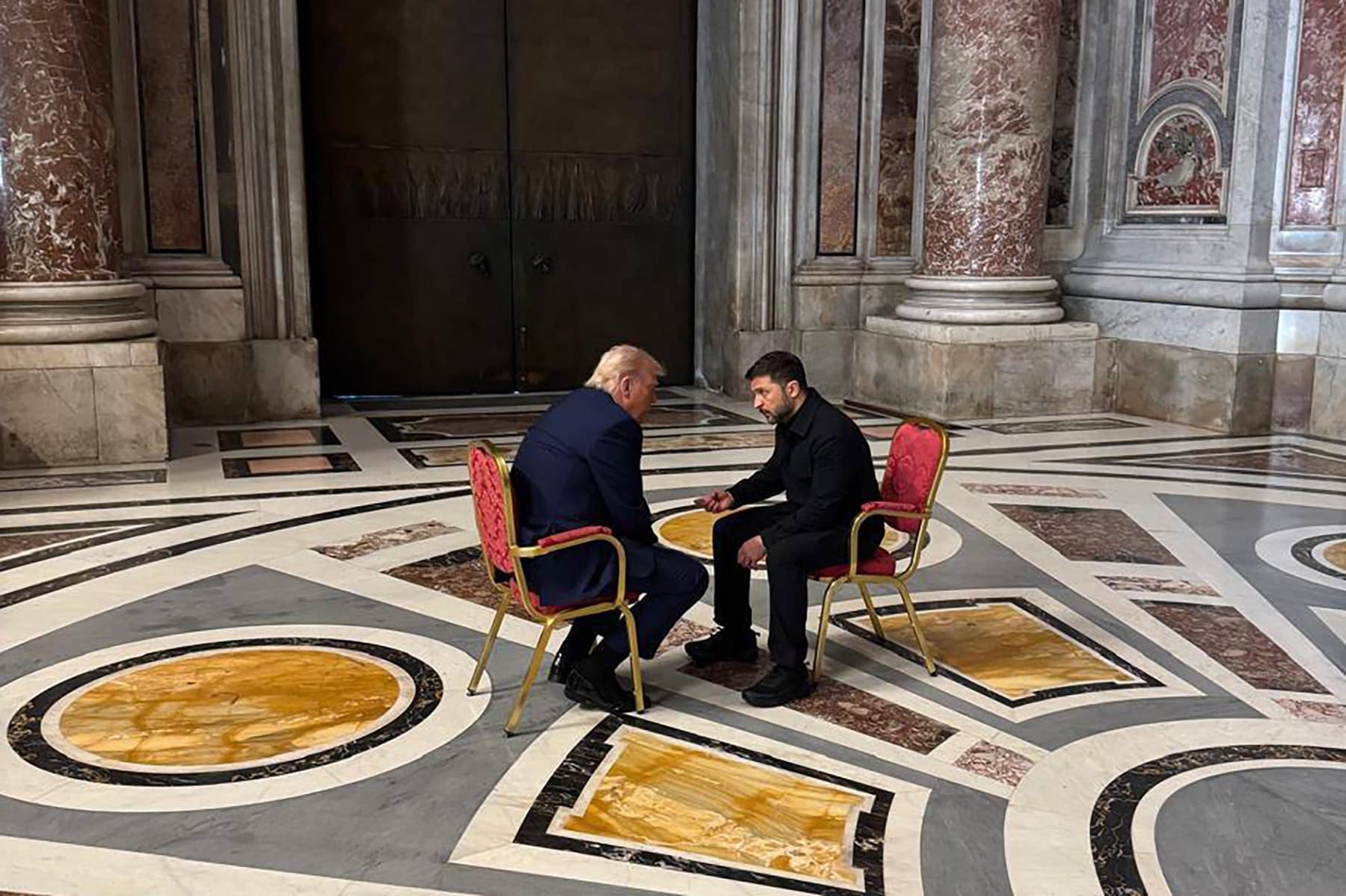 Trump și Zelenski, față-n față, la Vatican. „O întâlnire simbolică cu potențial de a deveni istorică”, spune președintele ucrainean. Noi detalii despre discuția dintre cei doi