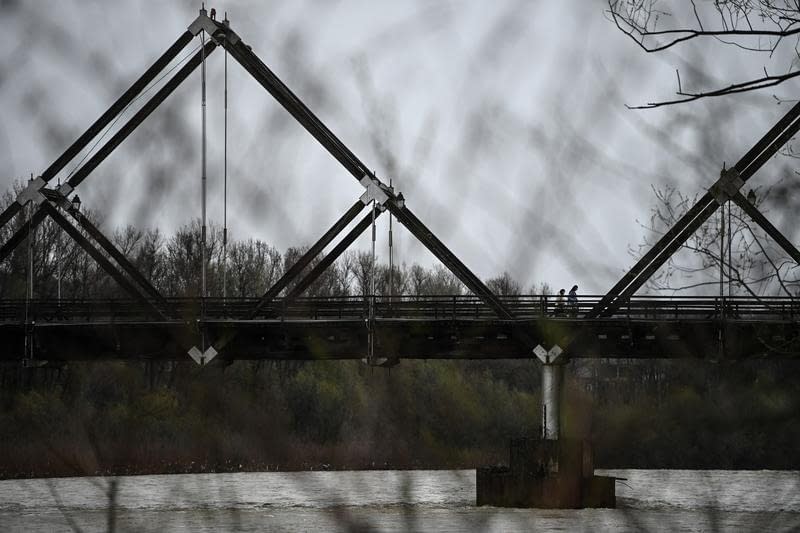 Podul peste râul Tisa dintre România şi Ucraina intră în reparaţii. Traficul rutier va fi restricţionat