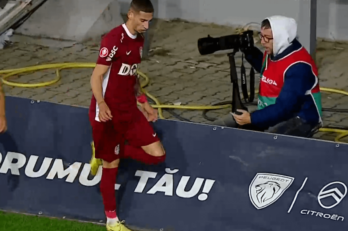 Moment uluitor în Petrolul -a distrus laptopul unui fotograf Moment uluitor în Petrolul -a distrus laptopul unui fotograf