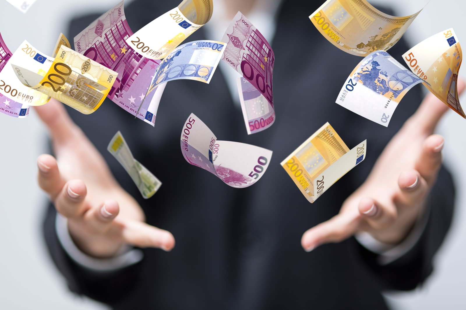 Declarațiile de avere și interese ale politicienilor, secretizate prin decizia CCR. Nu mai cuprind averile soților și copiilor