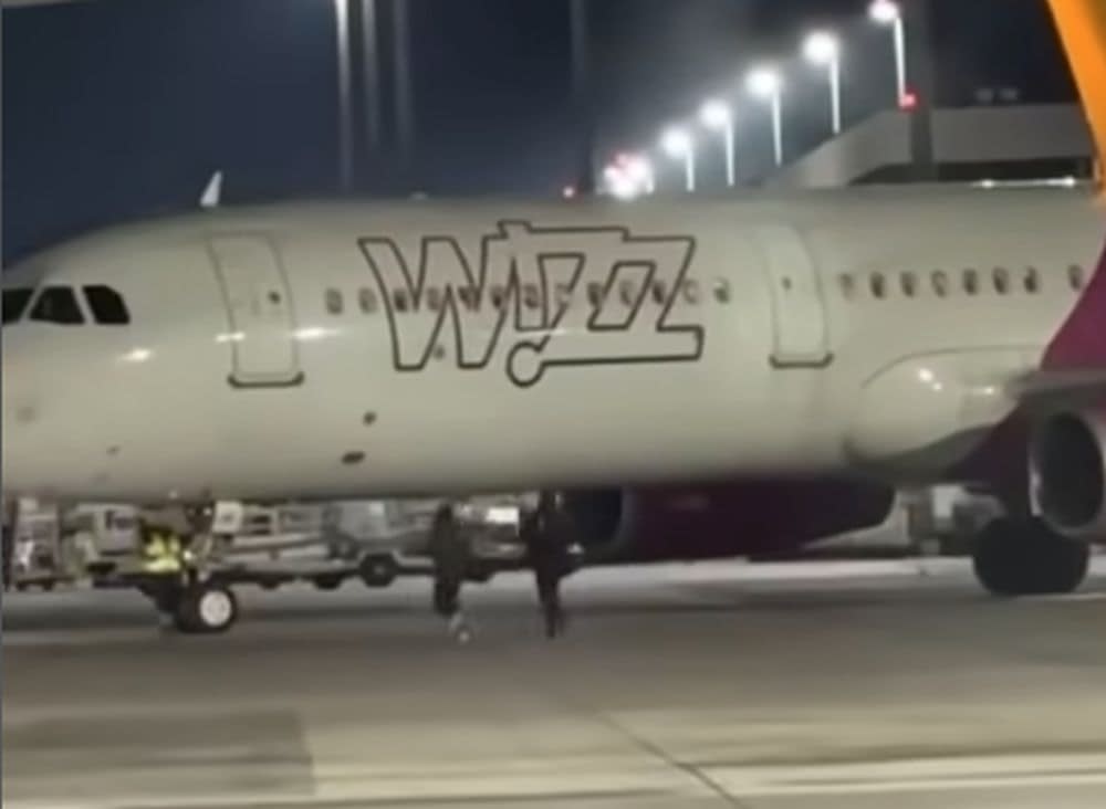 După precedentul creat de români, trei britanici au fugit după avion, tot pe pista aeroportului din Koln După precedentul creat de români, trei britanici au fugit după avion, tot pe pista aeroportului din Koln