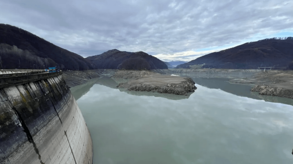 VIDEO Administraţia Naţională Apele Române cere declararea stării de urgență în Prahova, unde zeci de mii de oameni au rămas fără apă potabilă. Situaţia ar putea dura încă trei zile VIDEO Administraţia Naţională Apele Române cere declararea stării de urgență în Prahova, unde zeci de mii de oameni au rămas fără apă potabilă. Situaţia ar putea dura încă trei zile