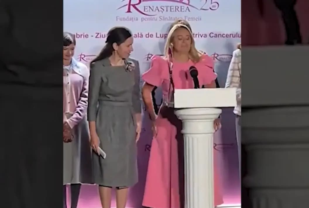 VIDEO Andreea Esca, show neașteptat la Cotroceni! Prinsă pe picior greșit chiar lângă Prima Doamnă: ‘O să mă vedeți ca-n Tânăr și Neliniștit’ VIDEO Andreea Esca, show neașteptat la Cotroceni! Prinsă pe picior greșit chiar lângă Prima Doamnă: ‘O să mă vedeți ca-n Tânăr și Neliniștit’