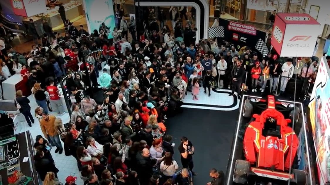 Mii de fani Formula 1 au venit la mall ca să vadă mașina Ferrari de jucărie condusă de Lewis Hamilton! Mii de fani Formula 1 au venit la mall ca să vadă mașina Ferrari de jucărie condusă de Lewis Hamilton!
