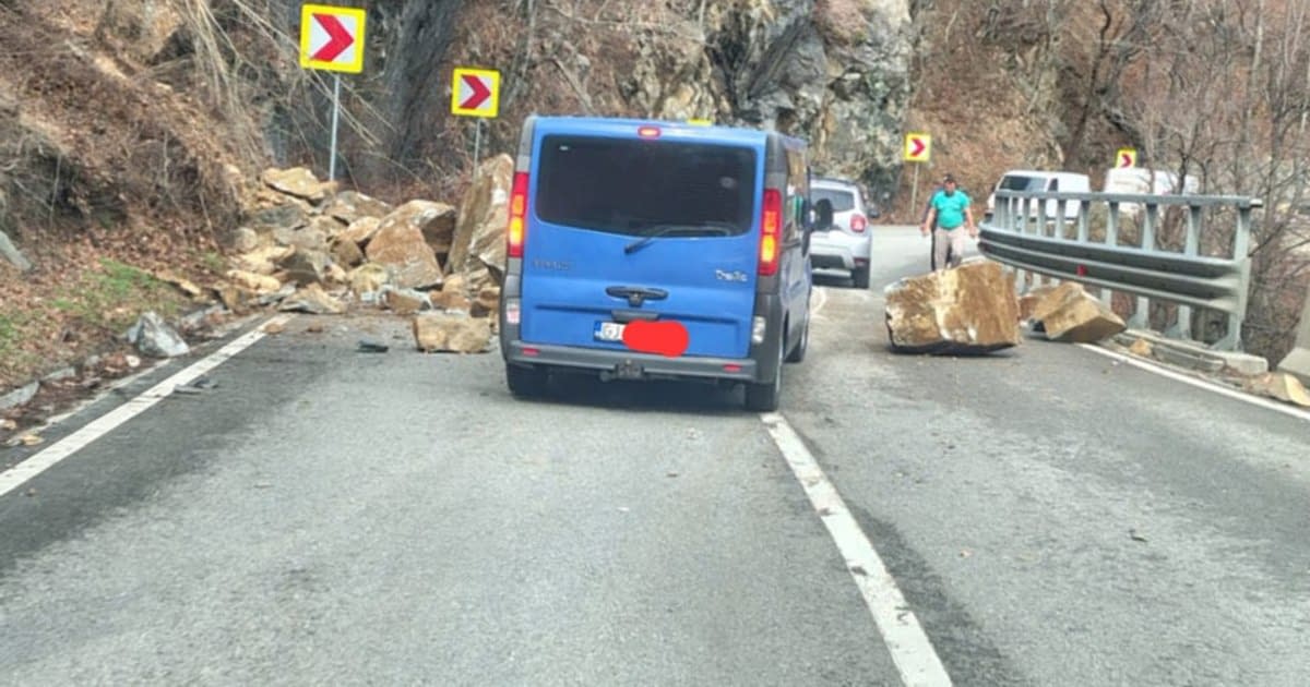 Circulație îngreunată pe DN 66. Cad pietre de pe versanți pe Defileul Jiului
