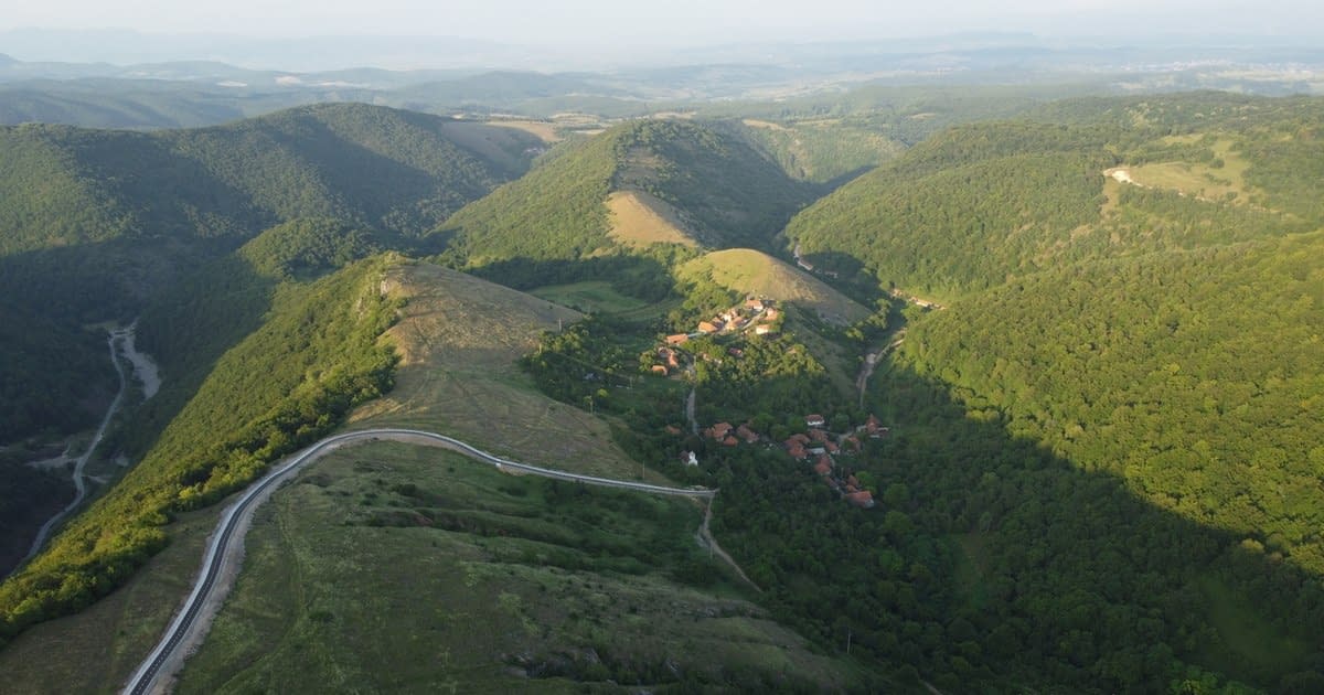 Locurile din Ținutul Pădurenilor care dau fiori. Craterul gigant, satele haiducilor, fosta bază militară secretă Locurile din Ținutul Pădurenilor care dau fiori. Craterul gigant, satele haiducilor, fosta bază militară secretă