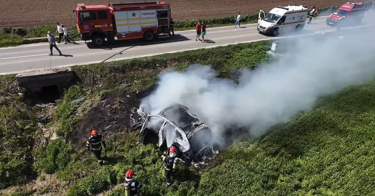 O mașină electrică a fost cuprinsă de flăcări după un accident rutier în Iași. Două persoane au ajuns la spital