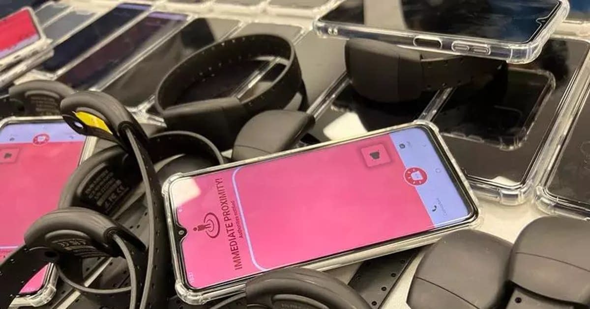 Un bărbat din Bacău a vândut cu 150 de lei telefonul de la brățara electronică cu care era monitorizat de poliție