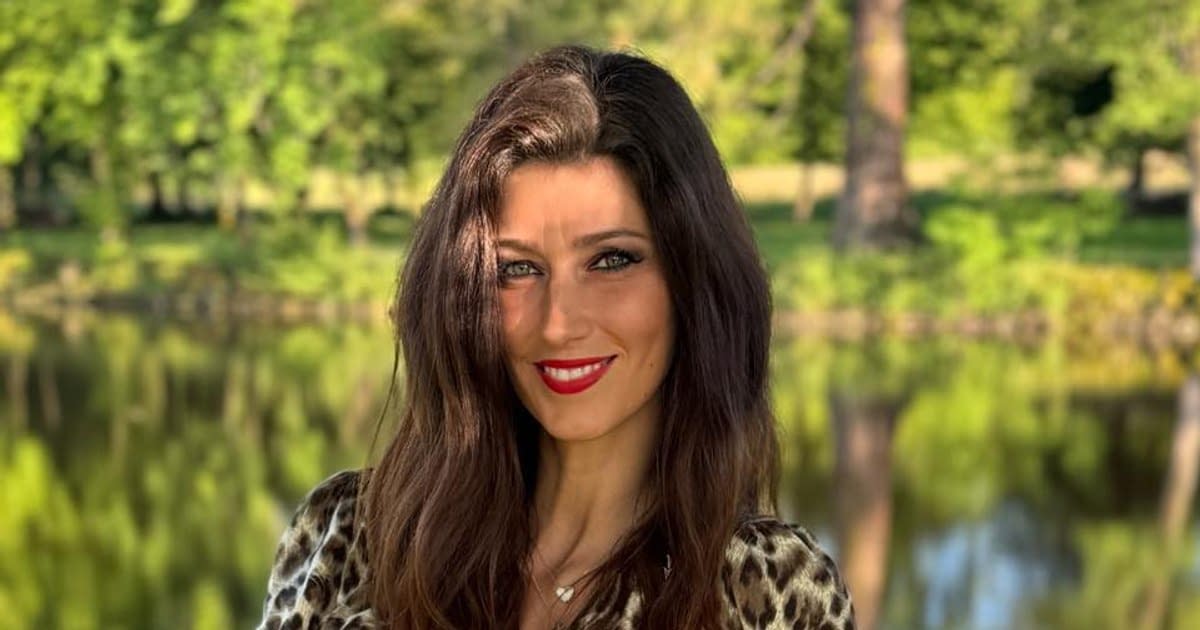 „Sunt un imbecil”. Un bărbat de 76 de ani a călătorit 760 de km pentru a se căsători cu o fostă Miss Franța, dar a fost întâmpinat de soțul ei