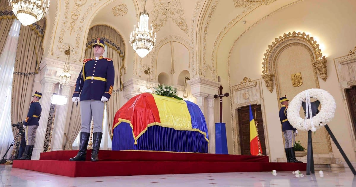 Porțile Palatului Cotroceni s-au deschis pentru publicul larg. Cetățenii, așteptați să aducă un ultim omagiu lui Ion Iliescu Porțile Palatului Cotroceni s-au deschis pentru publicul larg. Cetățenii, așteptați să aducă un ultim omagiu lui Ion Iliescu