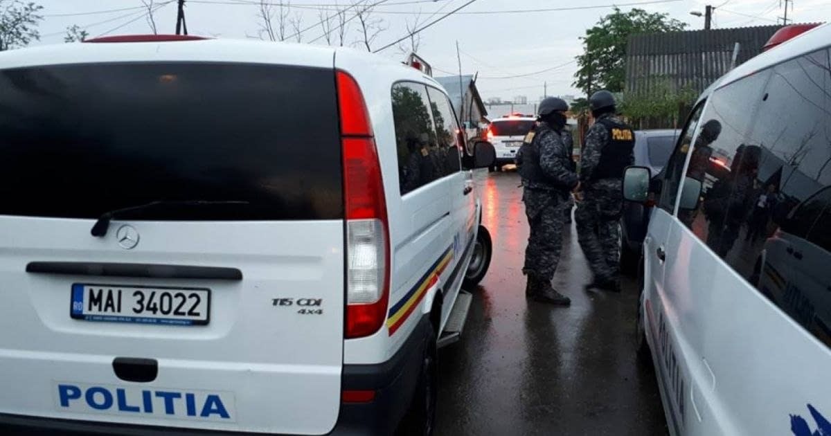 Trei oameni de afaceri reţinuţi şi alţi trei sub control judiciar într-un dosar privind rambursări ilegale de TVA. Prejudiciu de peste 9 milioane de euro Trei oameni de afaceri reţinuţi şi alţi trei sub control judiciar într-un dosar privind rambursări ilegale de TVA. Prejudiciu de peste 9 milioane de euro