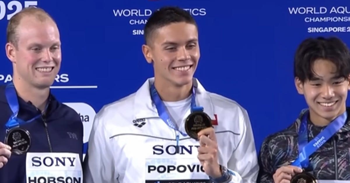 Un zâmbet mondial. Momentul intonării Imnului României, după ce David Popovici a devenit campionul lumii Un zâmbet mondial. Momentul intonării Imnului României, după ce David Popovici a devenit campionul lumii