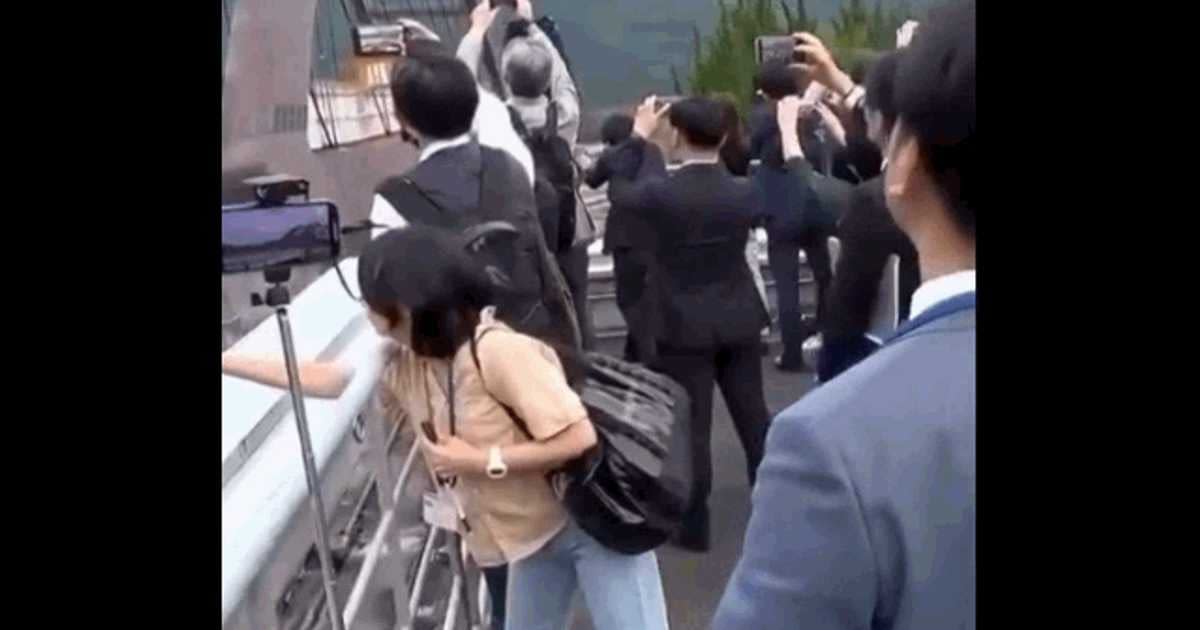Muți de uimire. Reacția unor jurnaliști japonezi după ce un tren a trecut pe lângă ei cu 500 de km/h Muți de uimire. Reacția unor jurnaliști japonezi după ce un tren a trecut pe lângă ei cu 500 de km/h