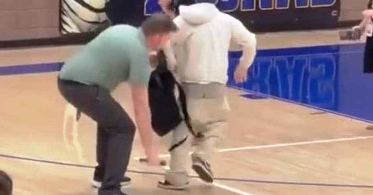 Imagini virale. Un elev care-și atacă profesorul, imobilizat de un polițist cu un procedeu din wrestling Imagini virale. Un elev care-și atacă profesorul, imobilizat de un polițist cu un procedeu din wrestling
