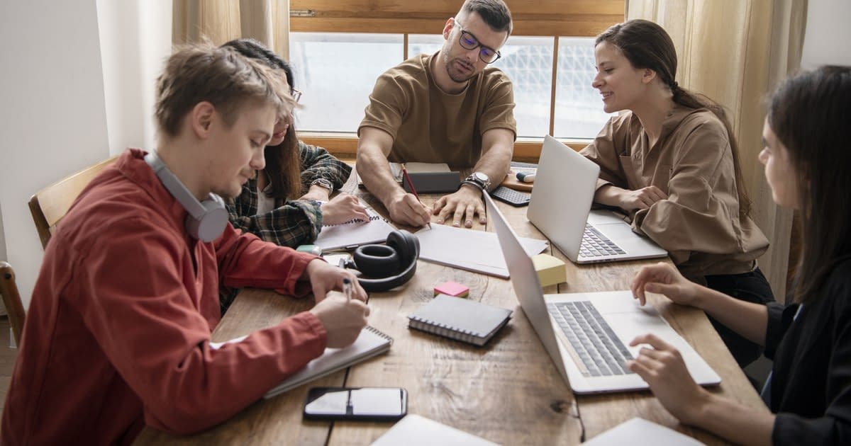 Generația Z în fața provocărilor pieței muncii. „Puțini se așteaptă la 7.000 de lei, din prima. Dar măcar un 5.000, să poți trăi” Generația Z în fața provocărilor pieței muncii. „Puțini se așteaptă la 7.000 de lei, din prima. Dar măcar un 5.000, să poți trăi”