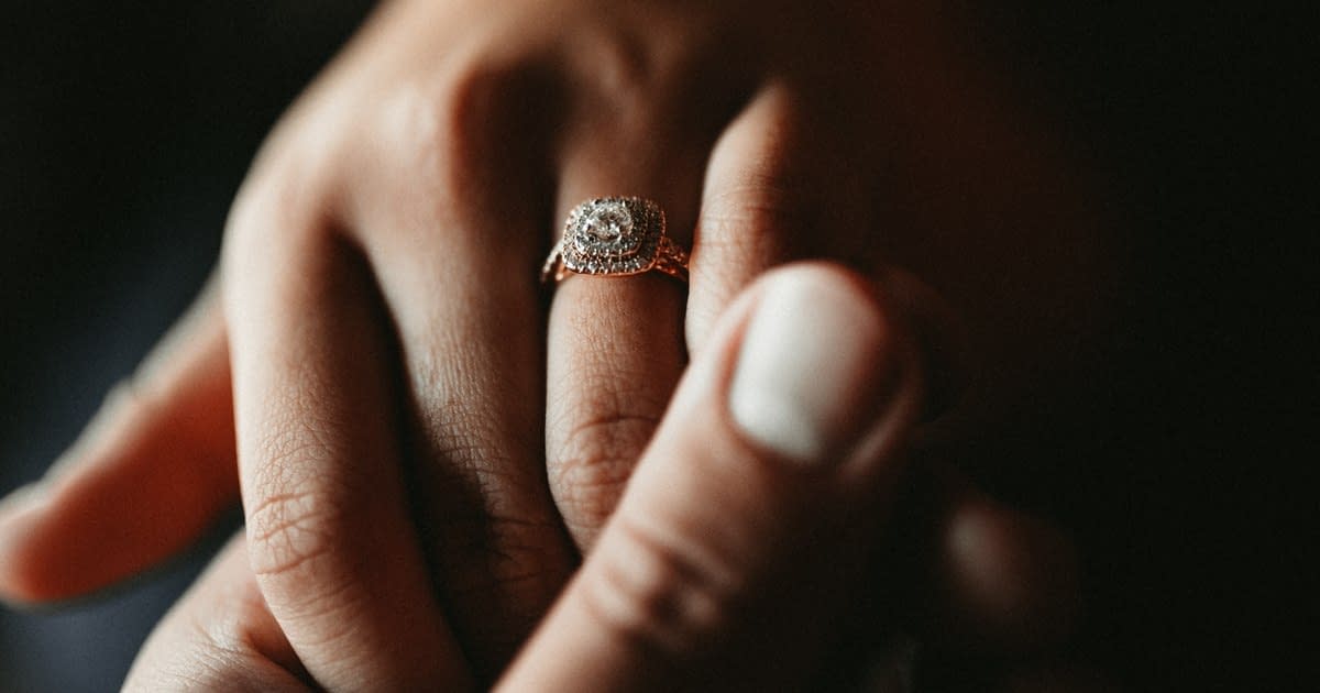 „De ce își doresc femeile, mai mult decât bărbații, să se căsătorească?” Răspunsul internauților „De ce își doresc femeile, mai mult decât bărbații, să se căsătorească?” Răspunsul internauților