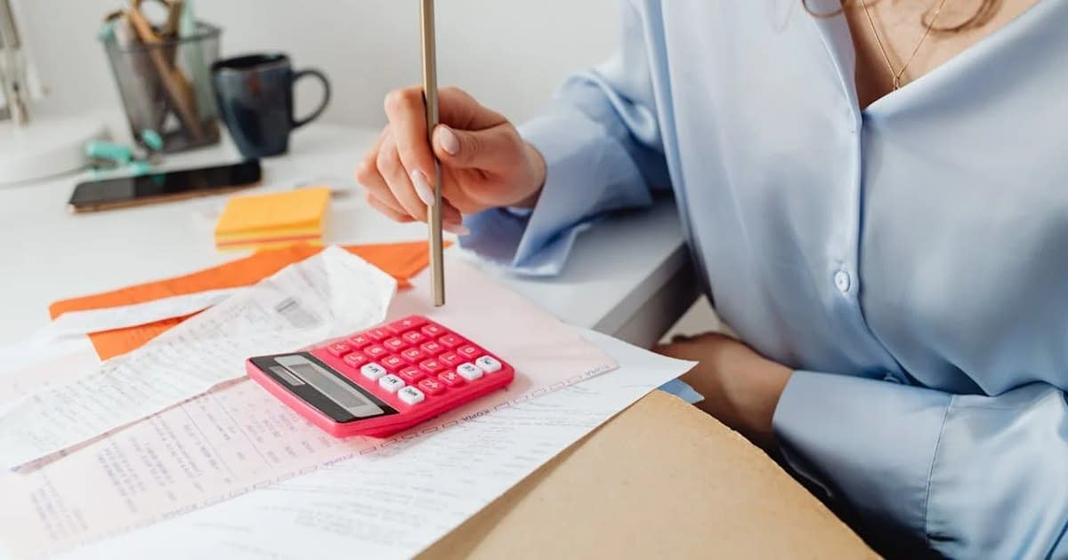 Impredictibilitatea economică și creșterea taxelor pun presiune pe industria serviciilor pentru afaceri, arată o analiză făcută de specialiști