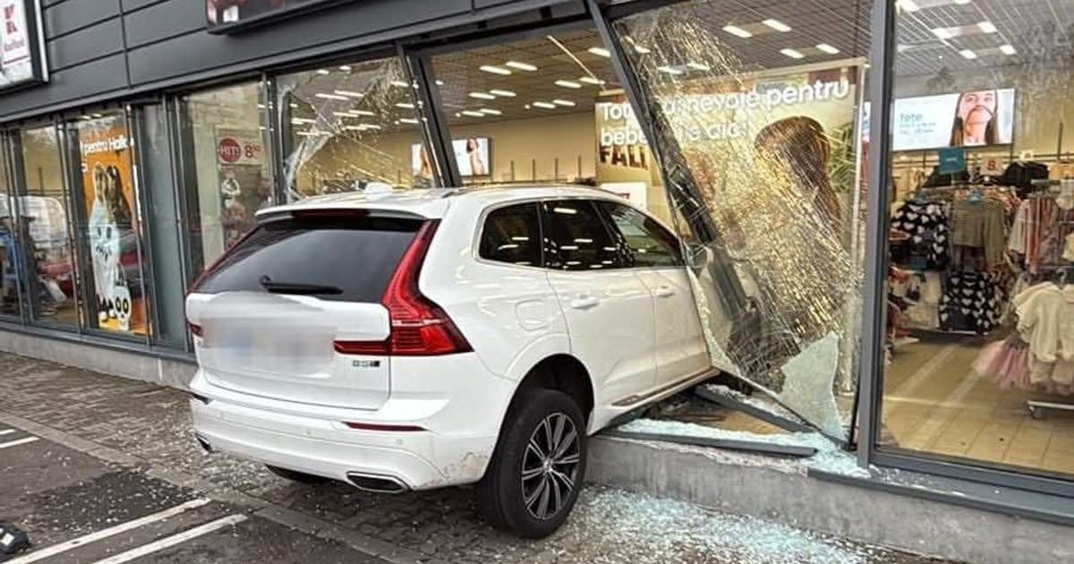 O şoferiţă din Brăila a intrat cu maşina în geamurile unui supermarket. Femeia a încurcat comenzile mașinii O şoferiţă din Brăila a intrat cu maşina în geamurile unui supermarket. Femeia a încurcat comenzile mașinii