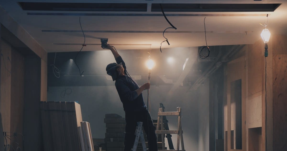 Regretele tinerilor cu studii obligați să muncescă la negru și pe salariu minim: „Voi ce mai lucrați în orașul foamei?” Regretele tinerilor cu studii obligați să muncescă la negru și pe salariu minim: „Voi ce mai lucrați în orașul foamei?”