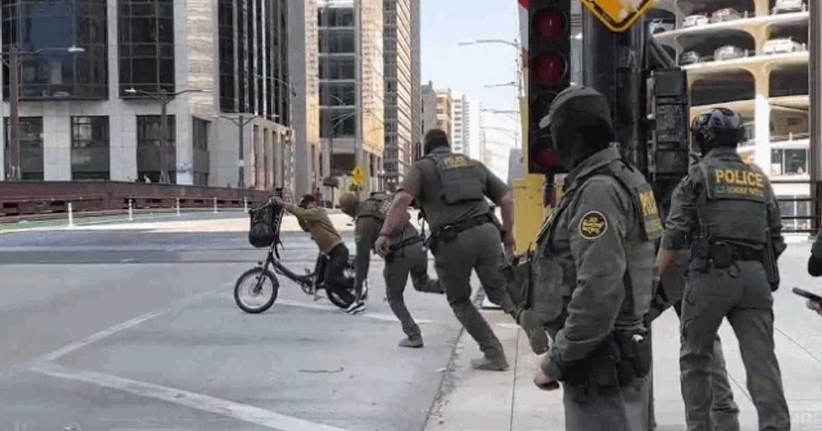 Momentul hilar în care mai mulți agenți au încercat, fără succes, să prindă un bărbat pe bicicletă