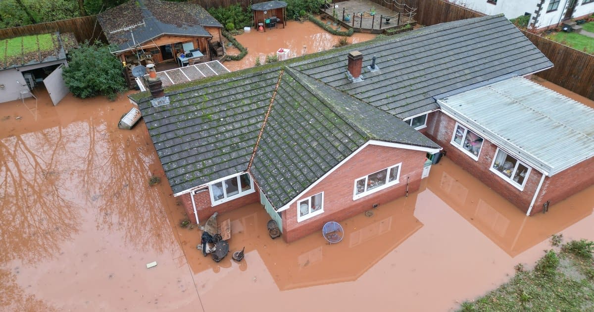 Furtuna Claudia paralizează Anglia și Țara Galilor: sate sub ape, pene de curent și peste 90 de avertizări de inundații Furtuna Claudia paralizează Anglia și Țara Galilor: sate sub ape, pene de curent și peste 90 de avertizări de inundații