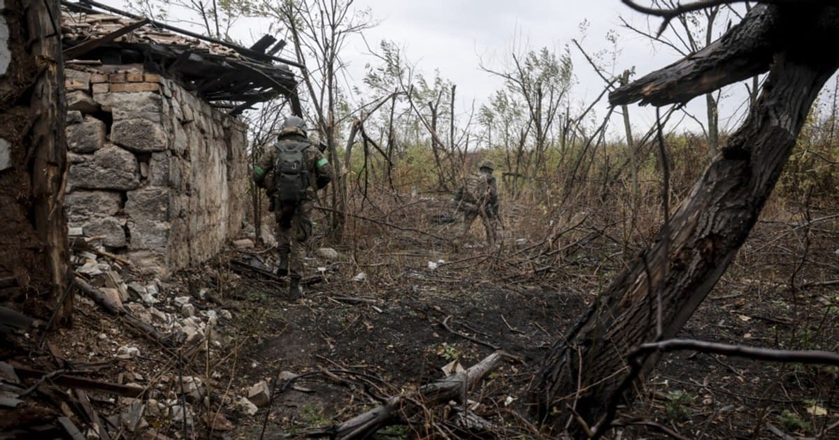 Generalul dezertor ale cărui rapoarte despre situația de pe front ajung pe masa lui Putin. Conduce asaltul asupra unui oraș presupus „încercuit” Generalul dezertor ale cărui rapoarte despre situația de pe front ajung pe masa lui Putin. Conduce asaltul asupra unui oraș presupus „încercuit”