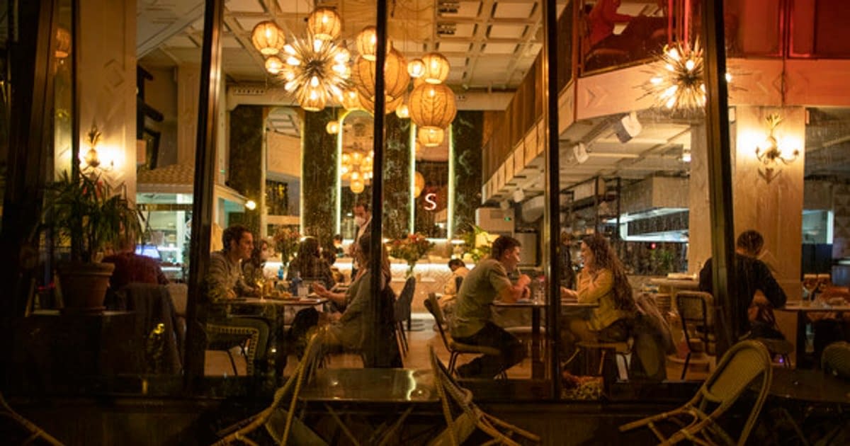 Scaune furate de la terasele din Spania, vândute în România. Manevra prin care s-au „evaporat” peste 1.100 de bucăți