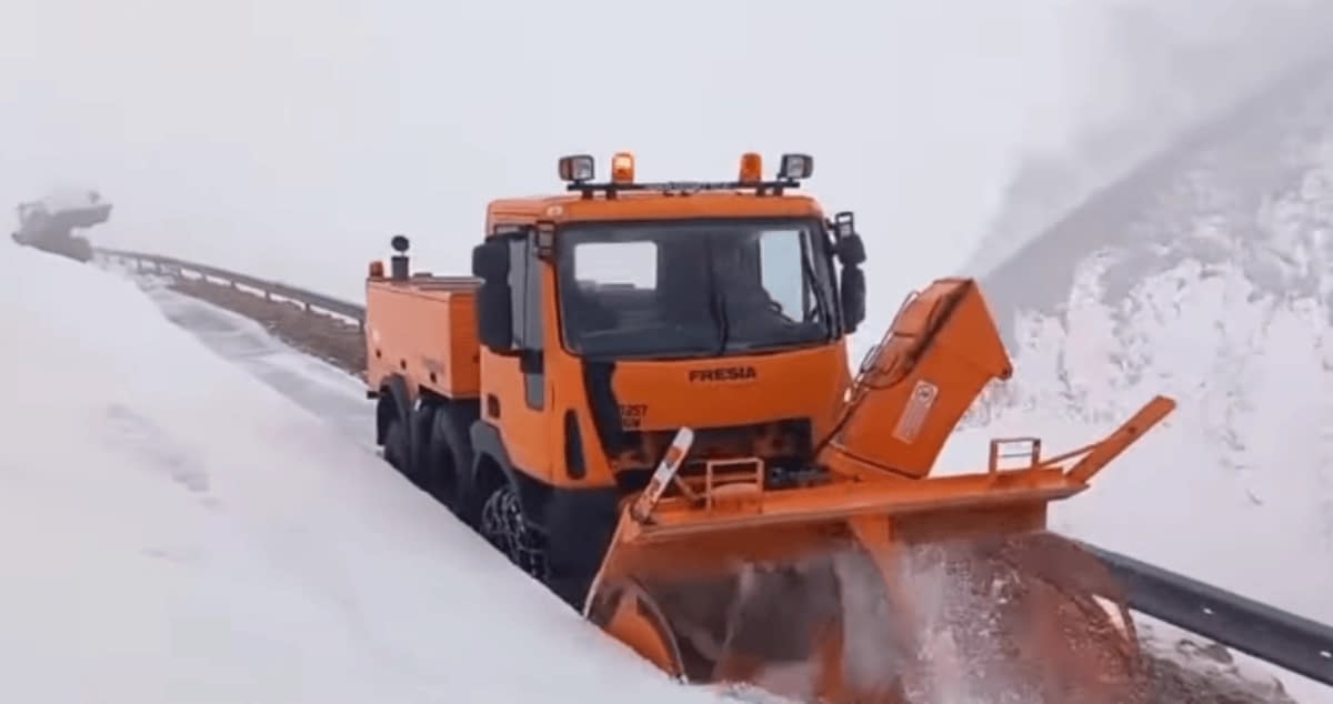 Intervenţie pe Transalpina: Se creează un culoar pentru crescătorii de animale rămaşi în zonă