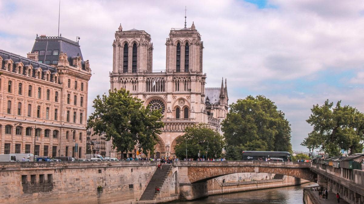 Franța, în alertă. Mesajul a fost găsit în fața catedralei Notre-Dame: Va fi un măcel Franța, în alertă. Mesajul a fost găsit în fața catedralei Notre-Dame: Va fi un măcel