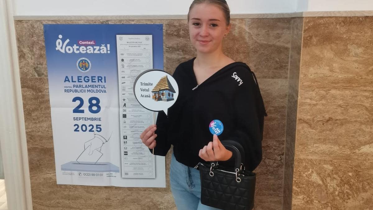 Emoție la Iași: o tânără moldoveancă, aplaudată după ce a votat. Care este explicația Emoție la Iași: o tânără moldoveancă, aplaudată după ce a votat. Care este explicația