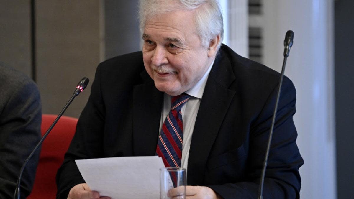 De ce se leagă politicienii de scaun. Athanasiu: „În momentul în care faci așa ceva, nu mai onorezi funcția” De ce se leagă politicienii de scaun. Athanasiu: „În momentul în care faci așa ceva, nu mai onorezi funcția”