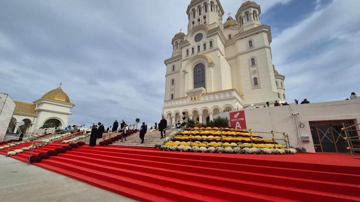 Ultima seară în care se poate intra în Sfântul Altar al Catedralei Naționale. Cât timp așteaptă oamenii la coadă Ultima seară în care se poate intra în Sfântul Altar al Catedralei Naționale. Cât timp așteaptă oamenii la coadă